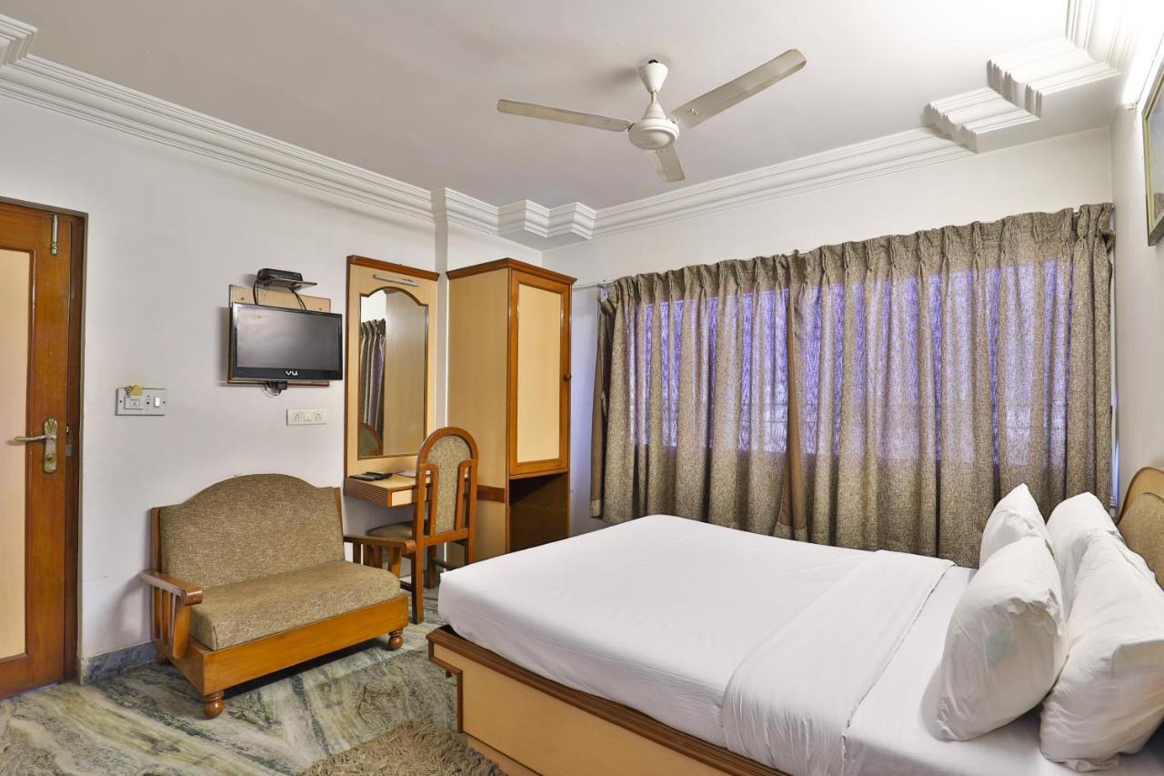 Hotel Midtown Surat Exterior photo