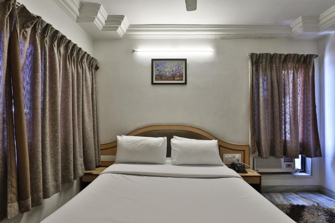 Hotel Midtown Surat Exterior photo